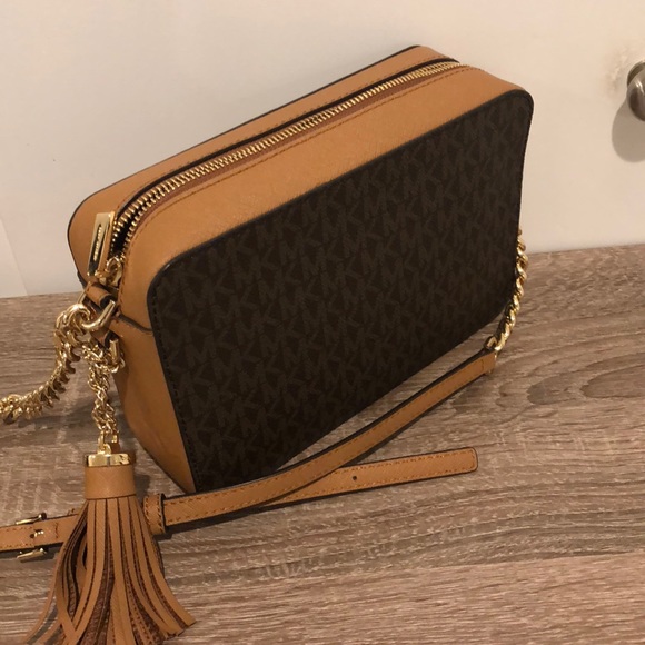 Micheal Kors Jet Set Crossbody - Picture 2 of 6